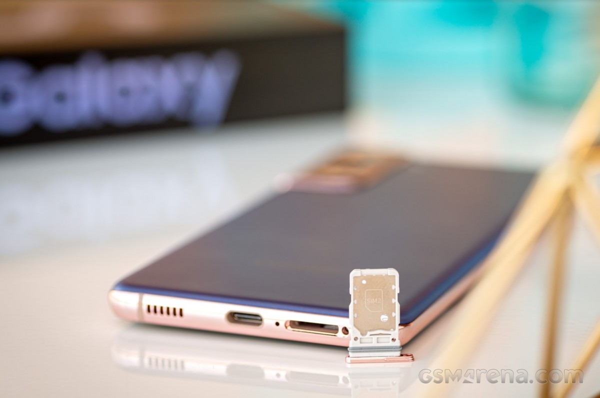  Samsung Galaxy S21 и его лоток с двумя SIM-картами (ЕС) 