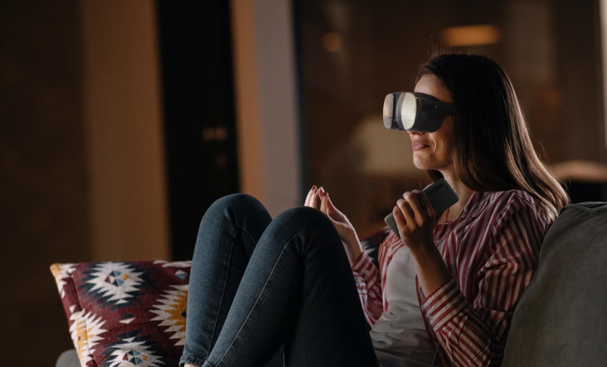  HTC анонсирует Vive Flow, компактную гарнитуру виртуальной реальности, которая сочетается с вашим телефоном за 499 долларов 