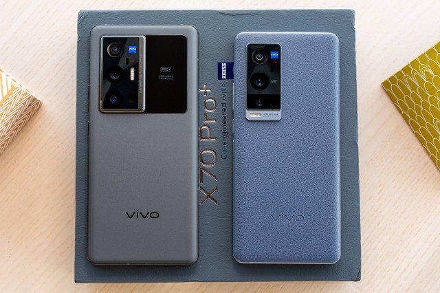  vivo X70 Pro + (слева) и X60 Pro + (справа) 